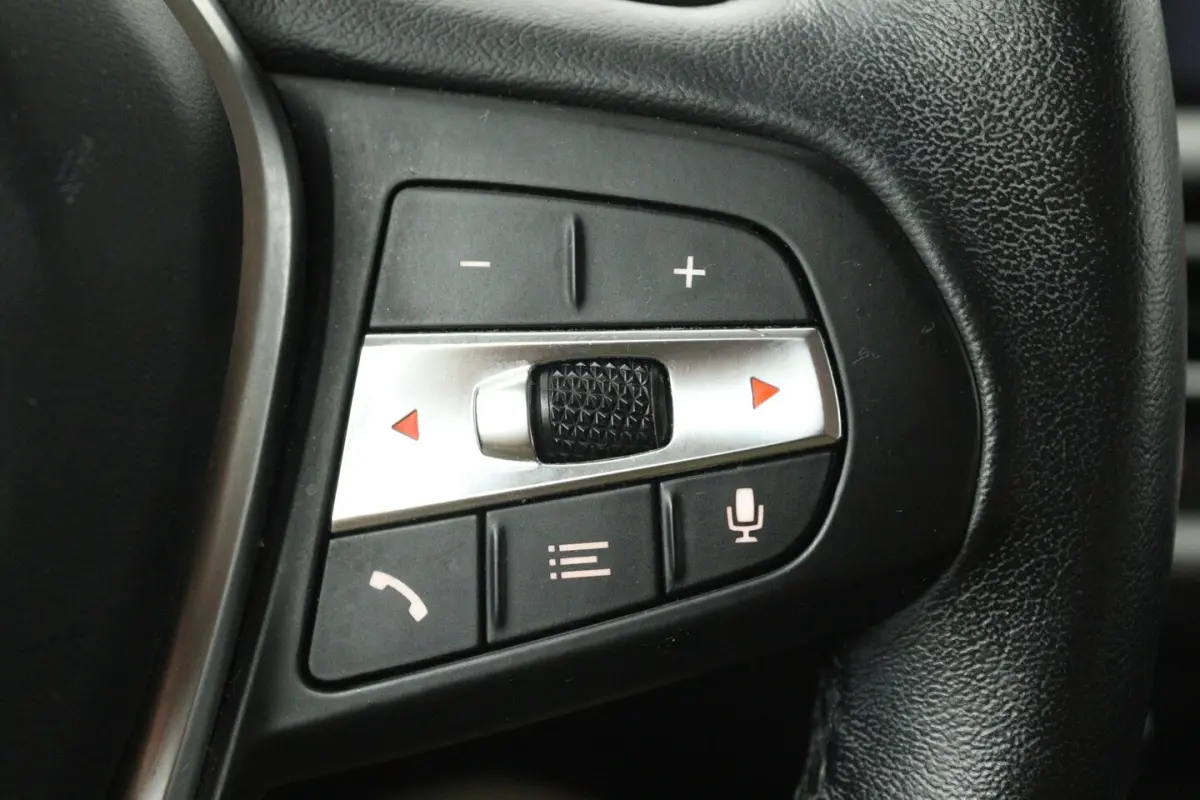 318i Executive Edition (NAVIGATIE, CARPLAY, LED, DEALER ONDERHOUDEN)