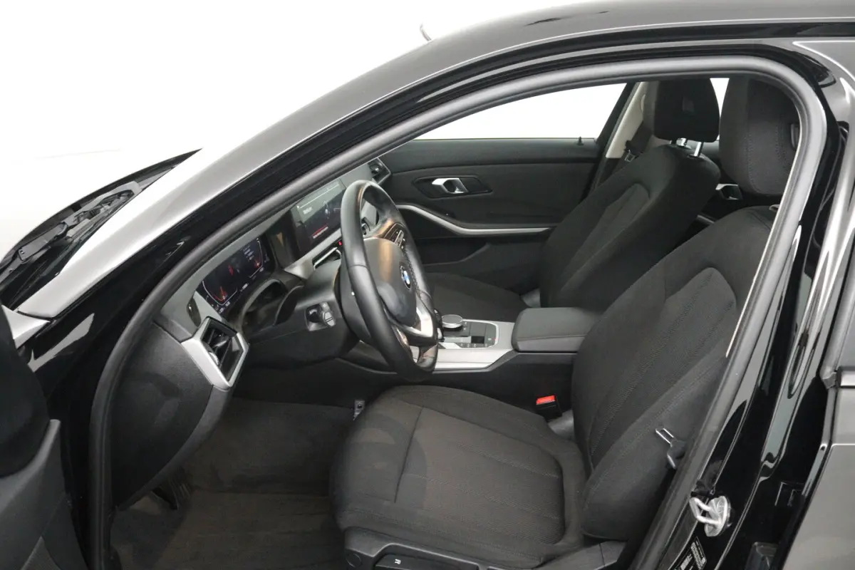 318i Executive Edition (NAVIGATIE, CARPLAY, LED, DEALER ONDERHOUDEN)