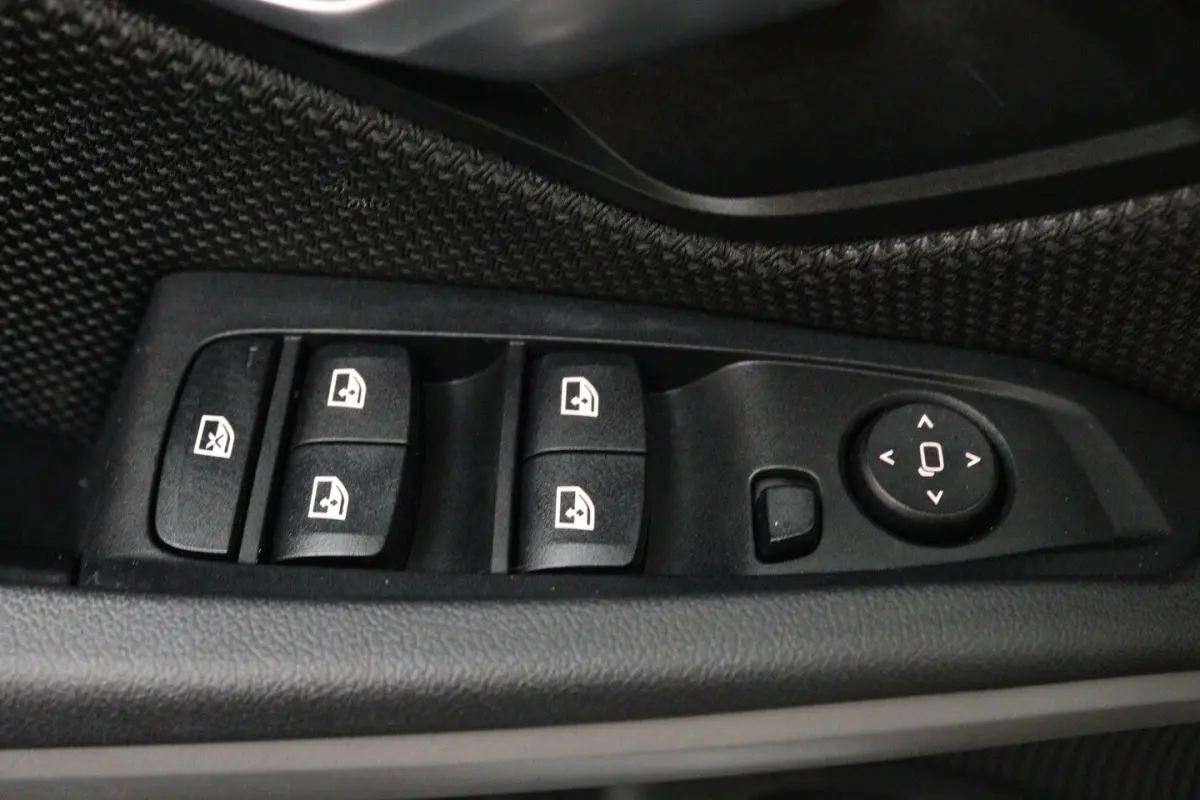 318i Executive Edition (NAVIGATIE, CARPLAY, LED, DEALER ONDERHOUDEN)