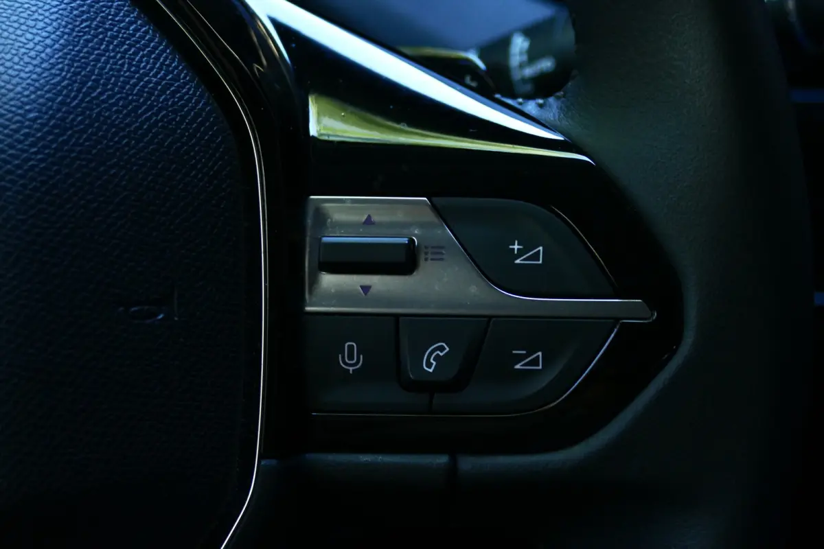 1.2 PureTech Allure Pack Business / CAMERA V+A / 17'' LMV / KEYLESS / FULL-LED / NAVI / BLUETOOTH / CRUISE CONTROL