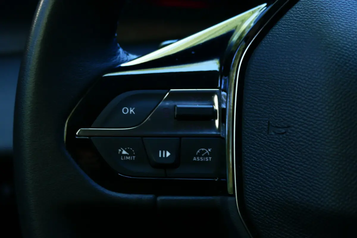 1.2 PureTech Allure Pack Business / CAMERA V+A / 17'' LMV / KEYLESS / FULL-LED / NAVI / BLUETOOTH / CRUISE CONTROL