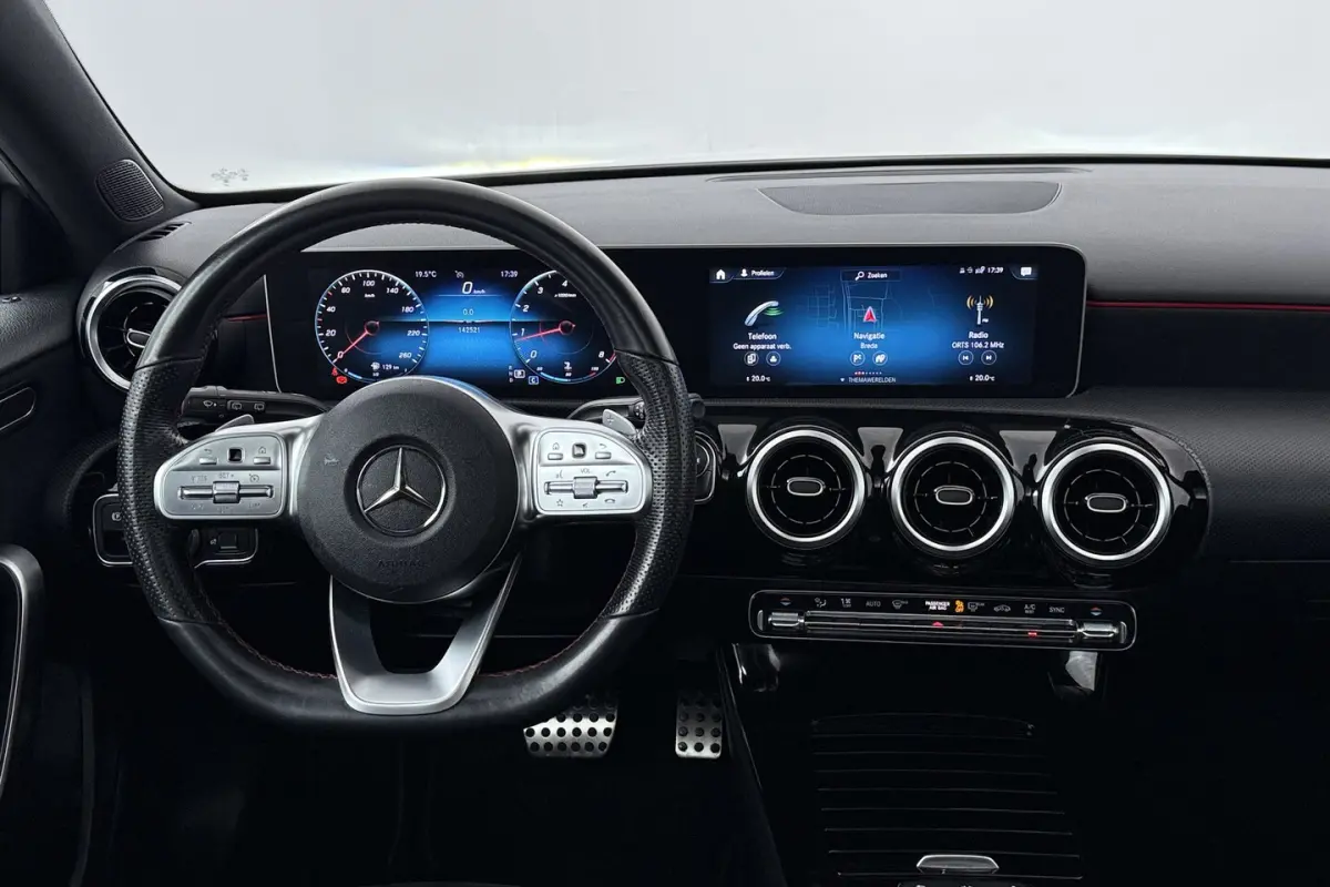 180 Business Solution AMG (PANORAMADAK, STOELVERWARMING, PDC, CAMERA, NAVIGATIE)
