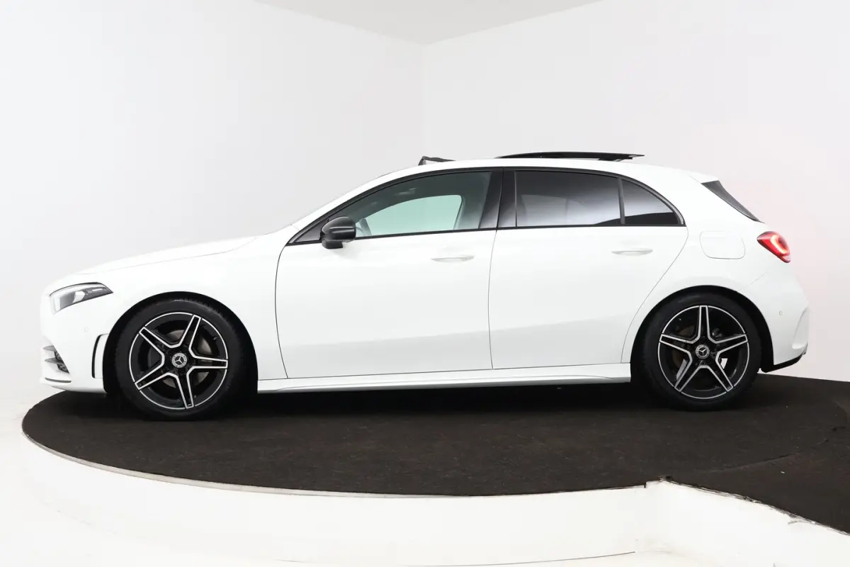 180 Business Solution AMG (PANORAMADAK, STOELVERWARMING, PDC, CAMERA, NAVIGATIE)