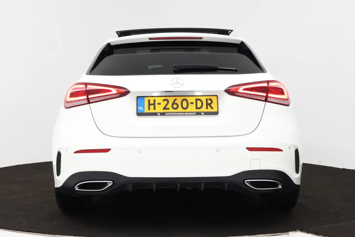 180 Business Solution AMG (PANORAMADAK, STOELVERWARMING, PDC, CAMERA, NAVIGATIE)