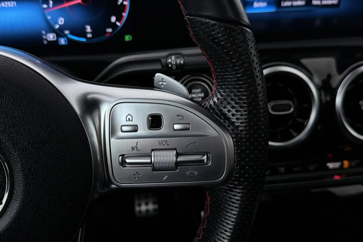 180 Business Solution AMG (PANORAMADAK, STOELVERWARMING, PDC, CAMERA, NAVIGATIE)
