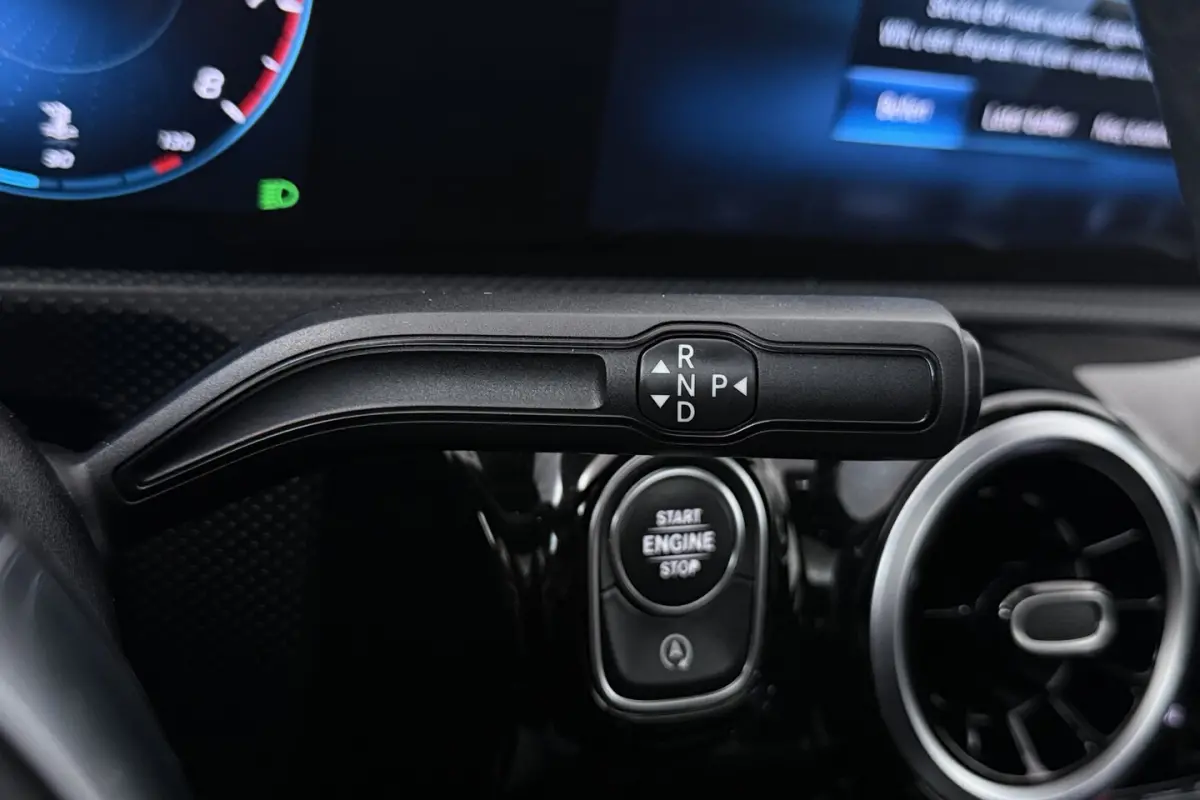 180 Business Solution AMG (PANORAMADAK, STOELVERWARMING, PDC, CAMERA, NAVIGATIE)