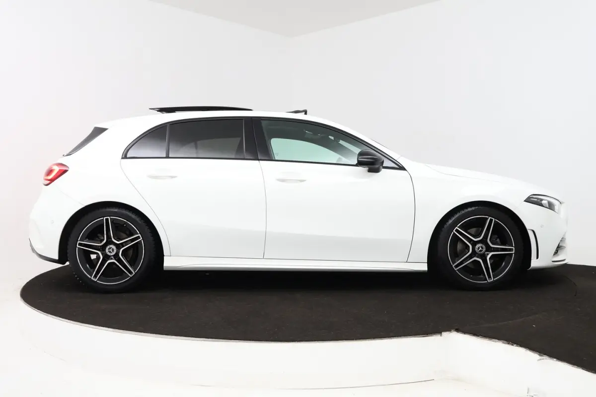 180 Business Solution AMG (PANORAMADAK, STOELVERWARMING, PDC, CAMERA, NAVIGATIE)