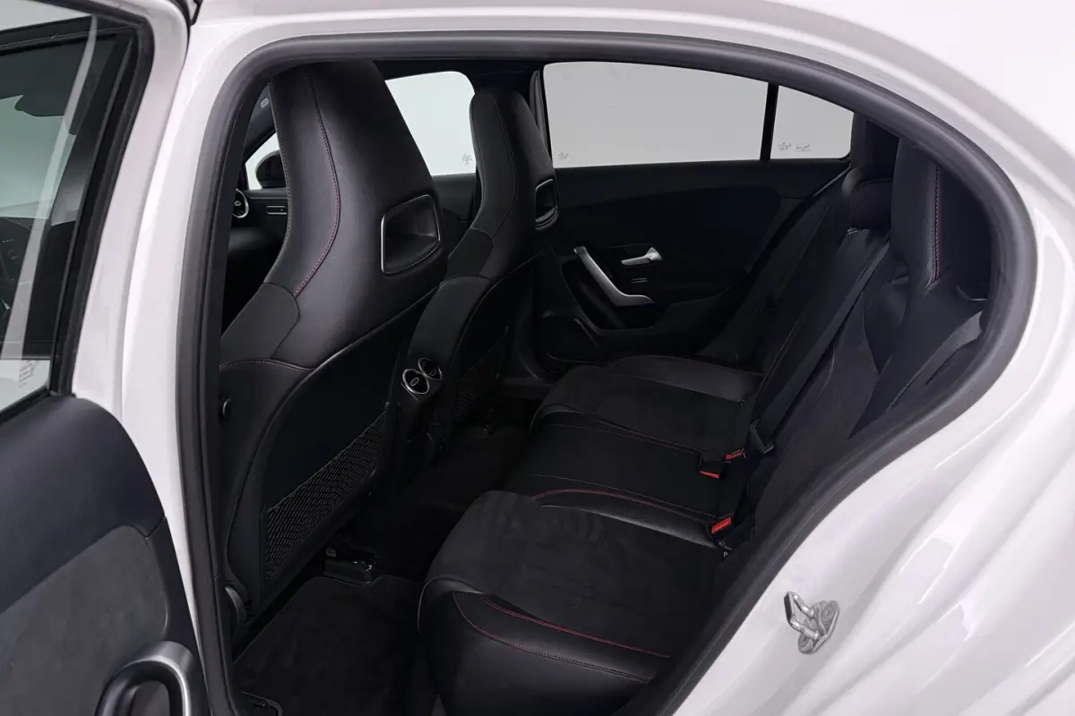 180 Business Solution AMG (PANORAMADAK, STOELVERWARMING, PDC, CAMERA, NAVIGATIE)