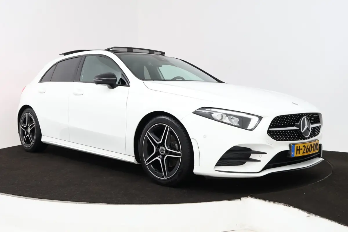 180 Business Solution AMG (PANORAMADAK, STOELVERWARMING, PDC, CAMERA, NAVIGATIE)