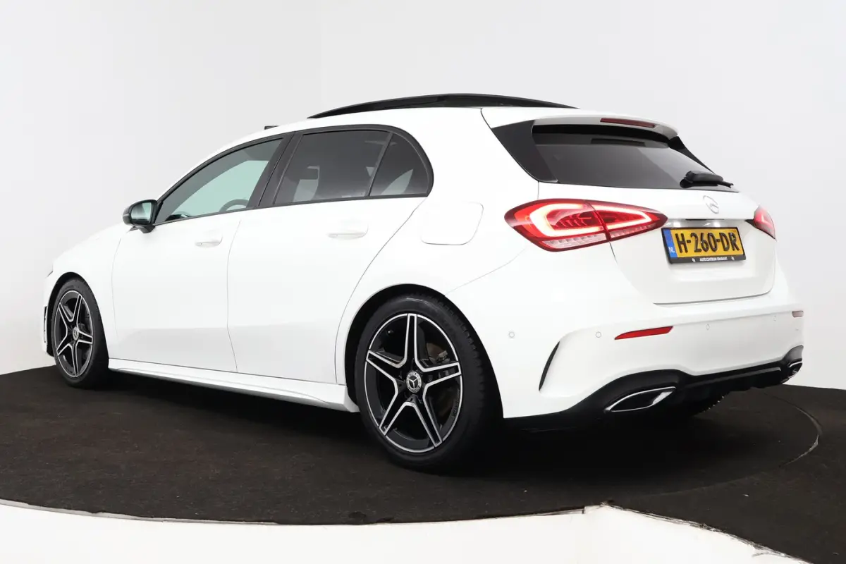 180 Business Solution AMG (PANORAMADAK, STOELVERWARMING, PDC, CAMERA, NAVIGATIE)