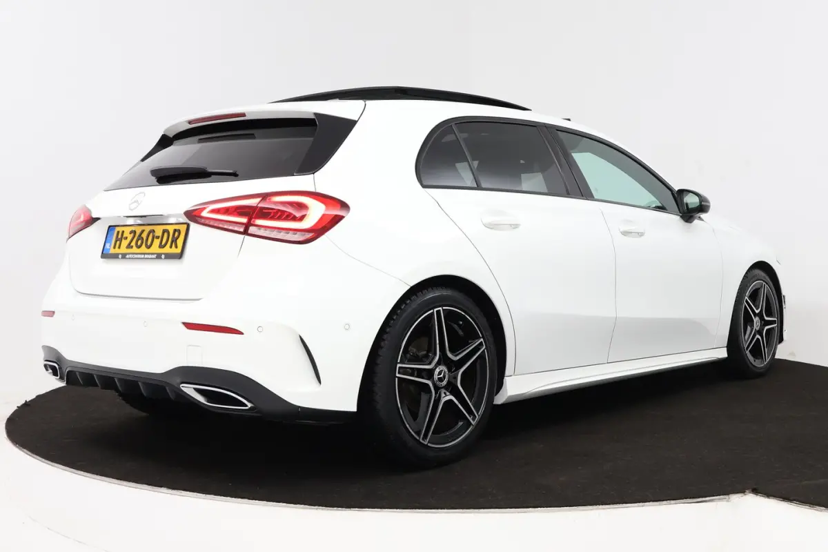 180 Business Solution AMG (PANORAMADAK, STOELVERWARMING, PDC, CAMERA, NAVIGATIE)