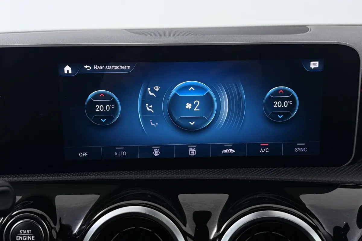 180 Business Solution AMG (PANORAMADAK, STOELVERWARMING, PDC, CAMERA, NAVIGATIE)