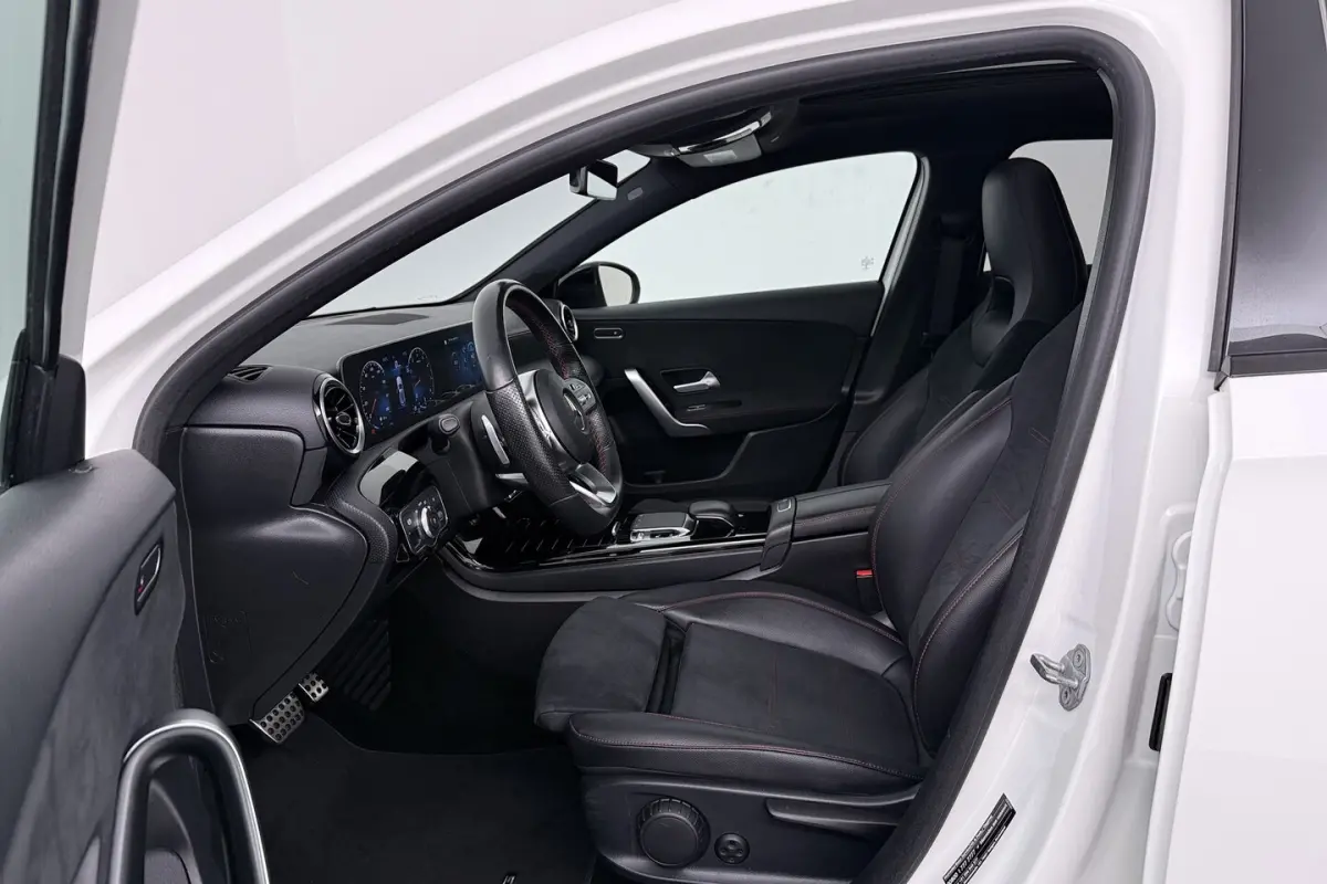 180 Business Solution AMG (PANORAMADAK, STOELVERWARMING, PDC, CAMERA, NAVIGATIE)