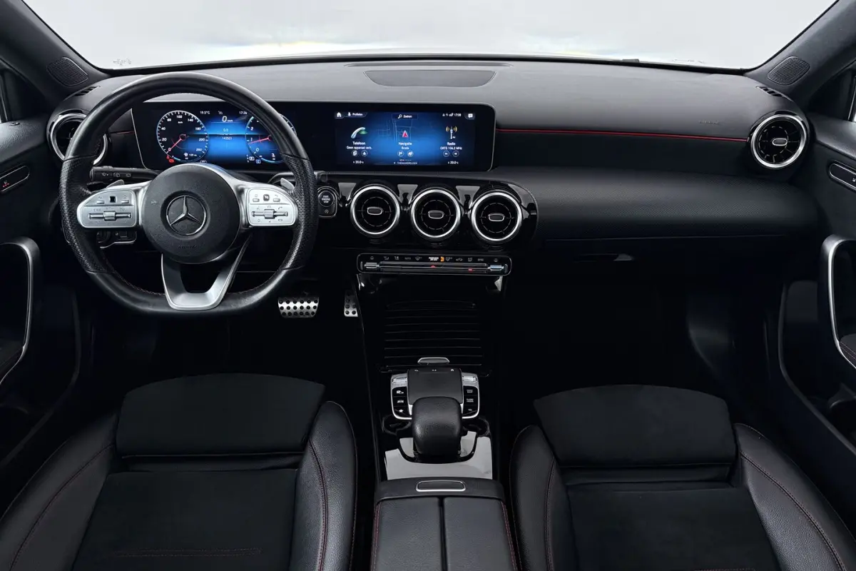 180 Business Solution AMG (PANORAMADAK, STOELVERWARMING, PDC, CAMERA, NAVIGATIE)