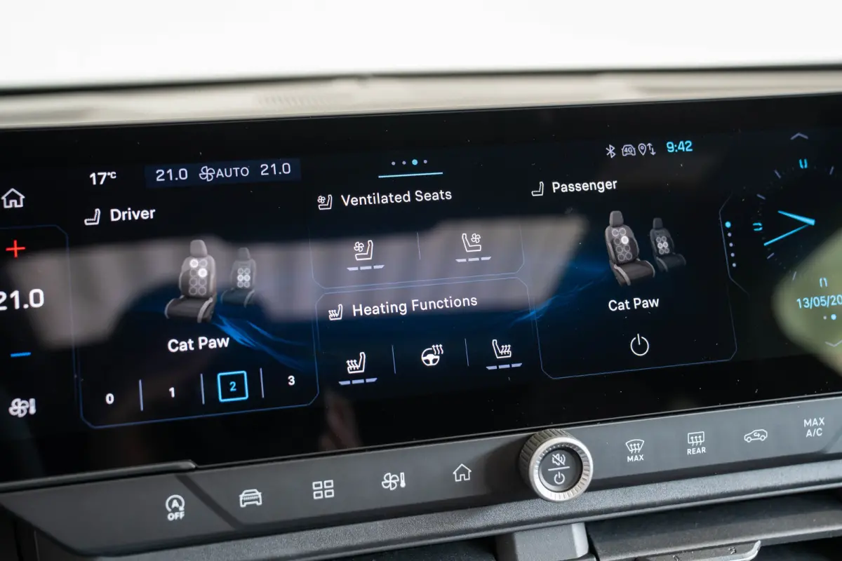 1.2 e-Hybrid First Edition | Panoramadak | Camera | Premium Audio | Elektrische Achterklep | Keyless | 18 inch Lichtmetaal |