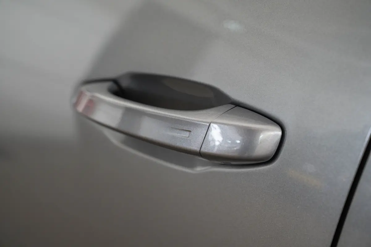 1.2 e-Hybrid First Edition | Panoramadak | Camera | Premium Audio | Elektrische Achterklep | Keyless | 18 inch Lichtmetaal |