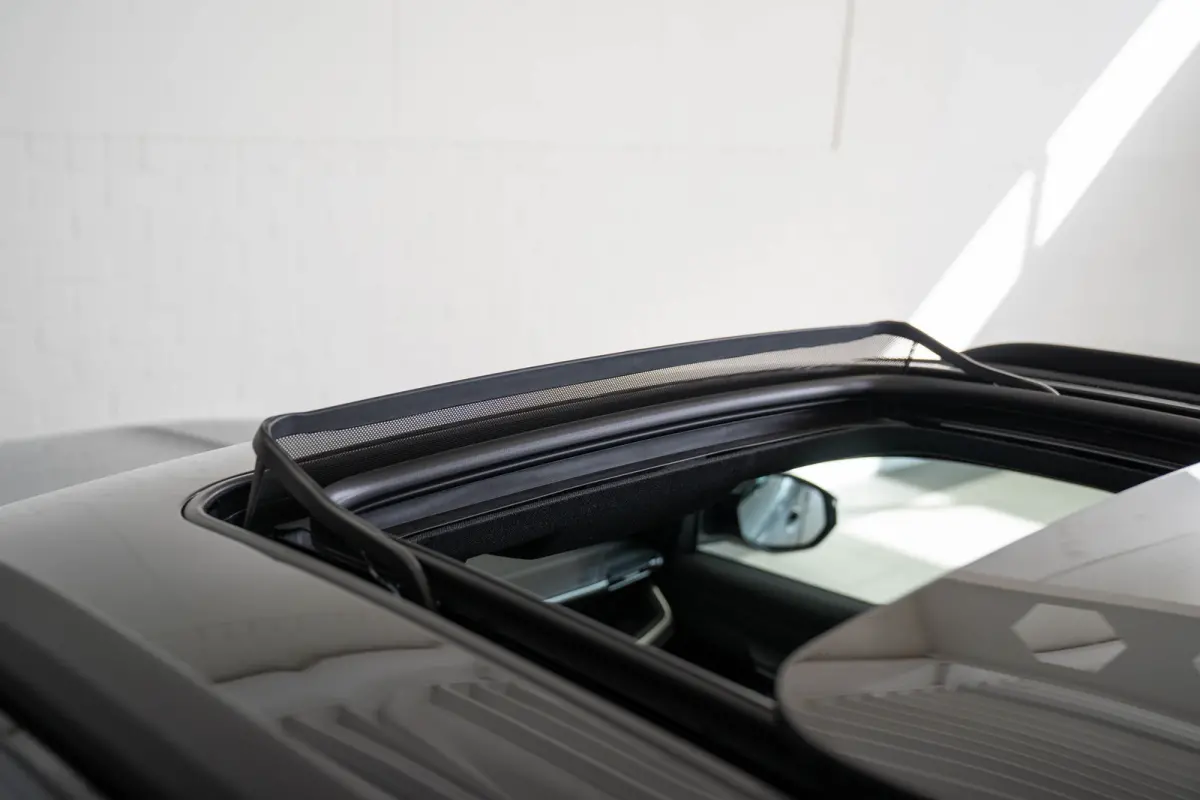 1.2 e-Hybrid First Edition | Panoramadak | Camera | Premium Audio | Elektrische Achterklep | Keyless | 18 inch Lichtmetaal |