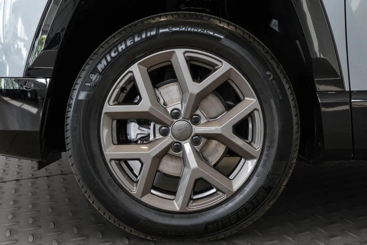 1.2 e-Hybrid First Edition | Panoramadak | Camera | Premium Audio | Elektrische Achterklep | Keyless | 18 inch Lichtmetaal |