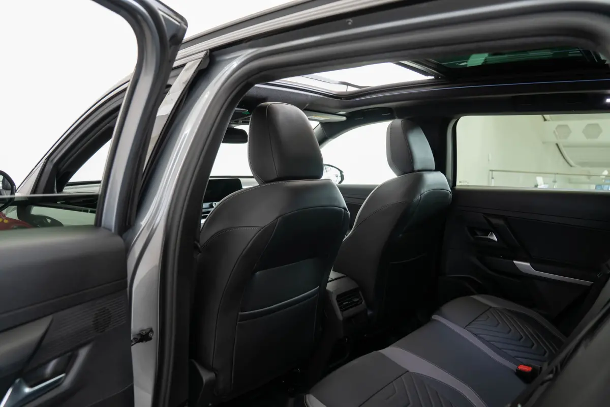 1.2 e-Hybrid First Edition | Panoramadak | Camera | Premium Audio | Elektrische Achterklep | Keyless | 18 inch Lichtmetaal |