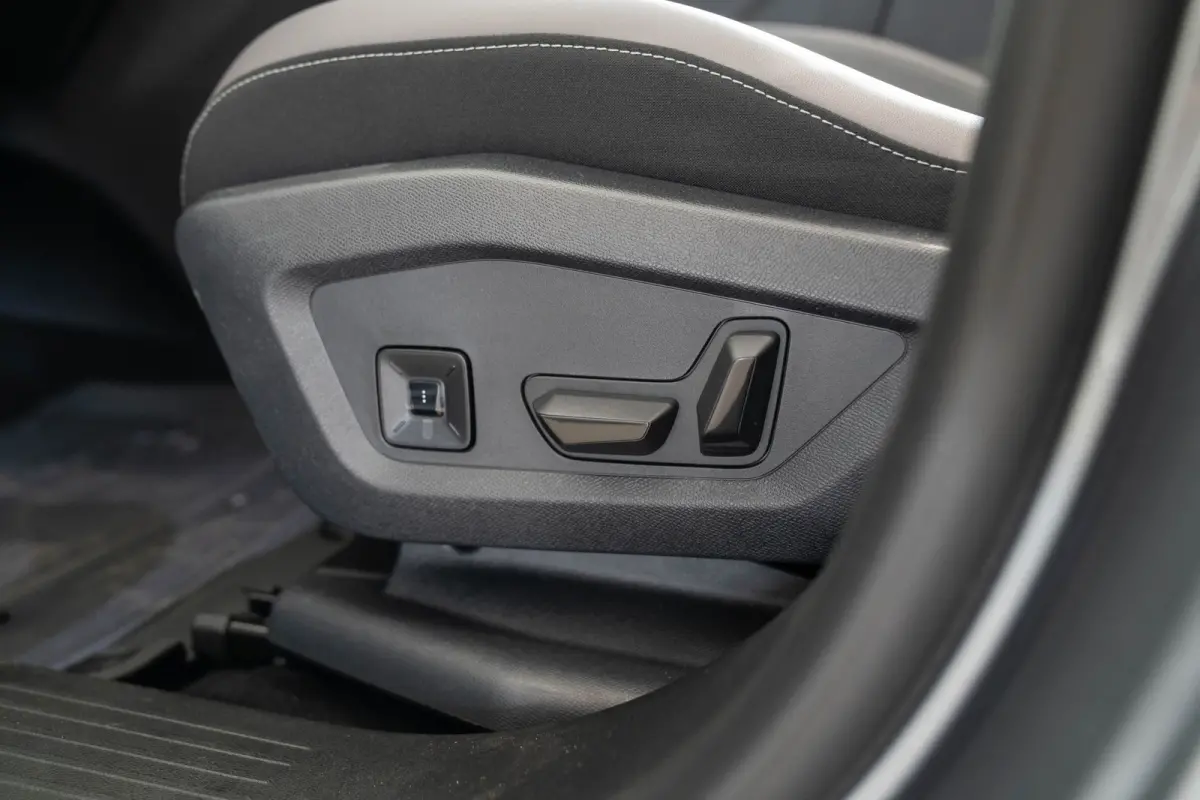 1.2 e-Hybrid First Edition | Panoramadak | Camera | Premium Audio | Elektrische Achterklep | Keyless | 18 inch Lichtmetaal |