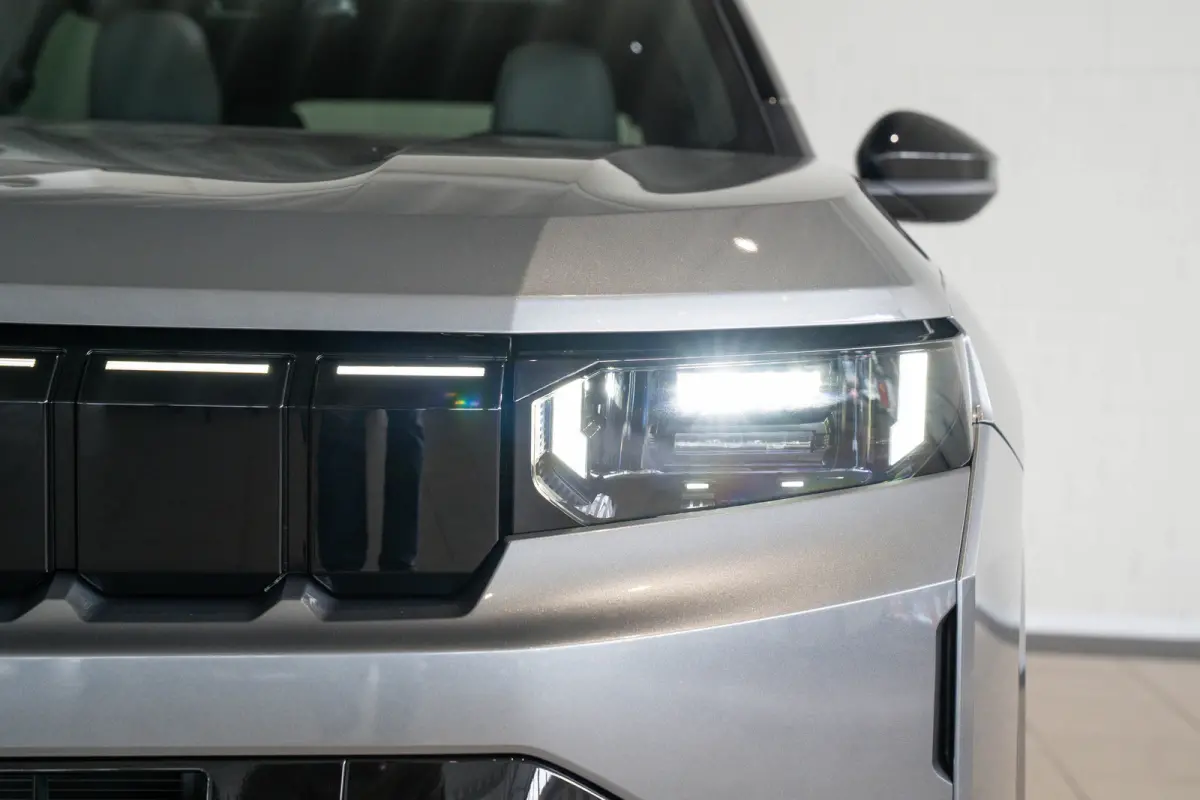 1.2 e-Hybrid First Edition | Panoramadak | Camera | Premium Audio | Elektrische Achterklep | Keyless | 18 inch Lichtmetaal |