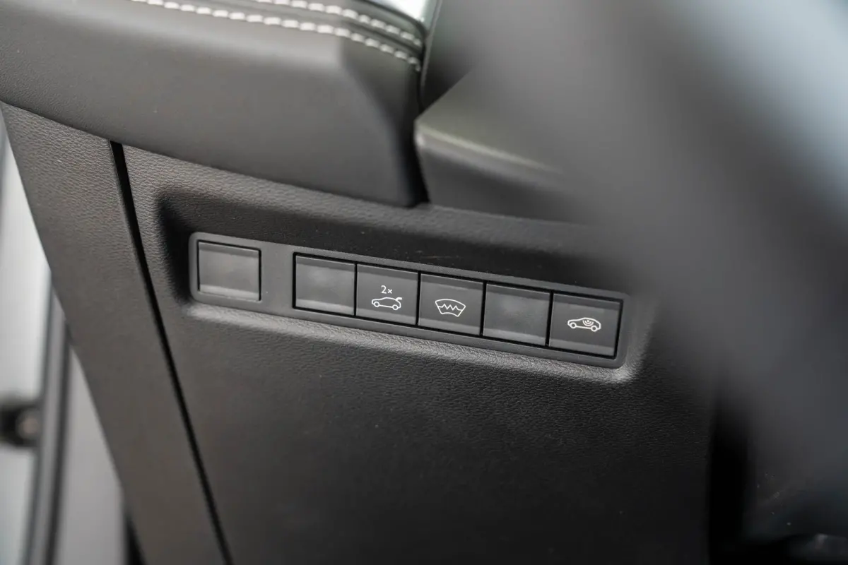 1.2 e-Hybrid First Edition | Panoramadak | Camera | Premium Audio | Elektrische Achterklep | Keyless | 18 inch Lichtmetaal |