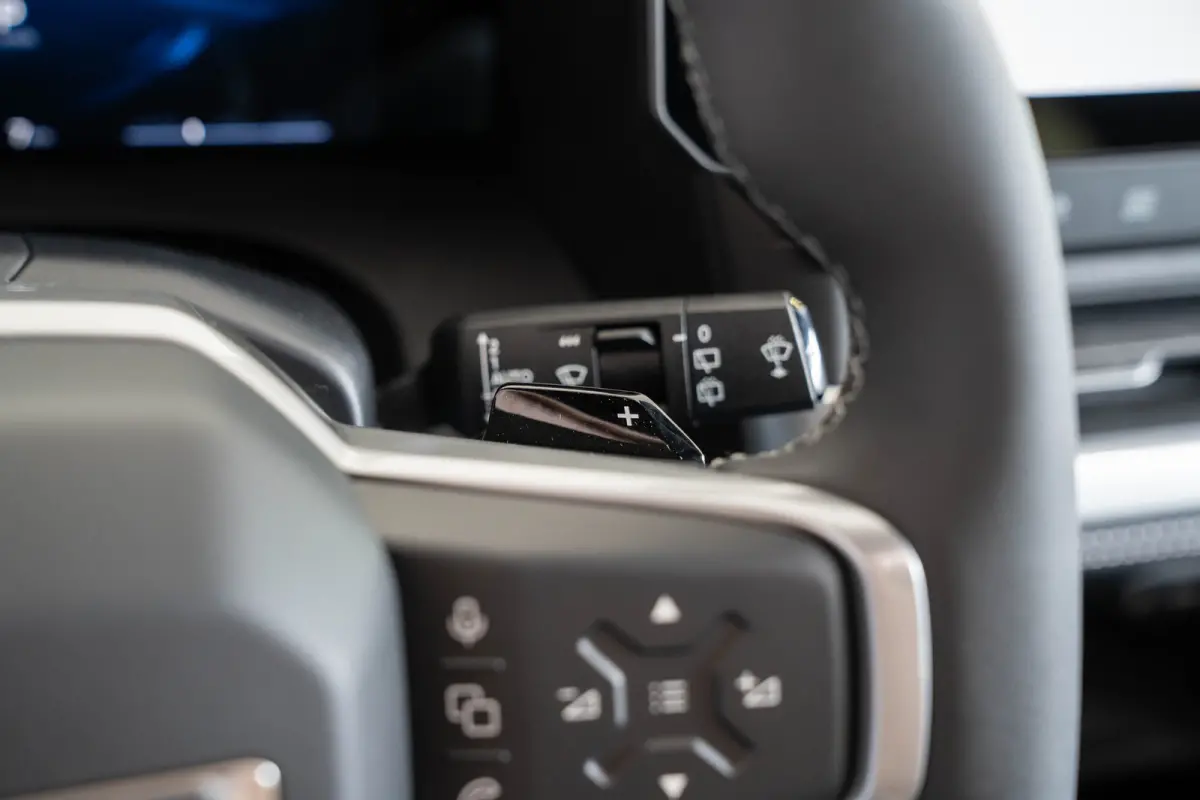 1.2 e-Hybrid First Edition | Panoramadak | Camera | Premium Audio | Elektrische Achterklep | Keyless | 18 inch Lichtmetaal |