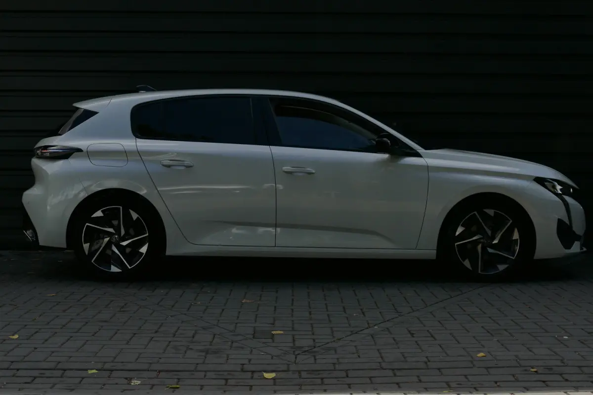 Allure / NAVI / ACHTERUITCAMERA / V+A PARKEERSENSOREN / FULL-LED / KEYLESS / 17'' LMV / STOELVERWARMING