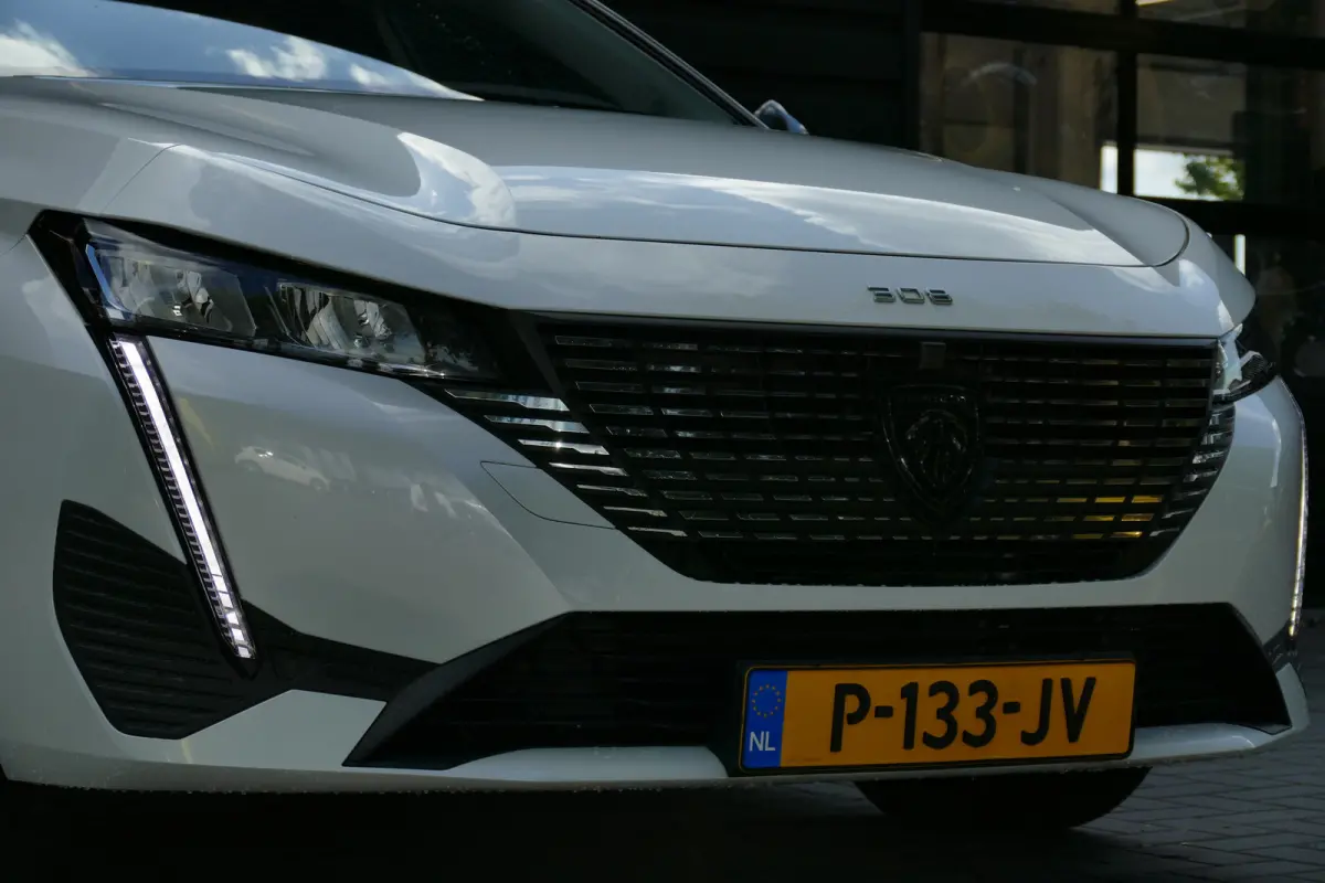 Allure / NAVI / ACHTERUITCAMERA / V+A PARKEERSENSOREN / FULL-LED / KEYLESS / 17'' LMV / STOELVERWARMING