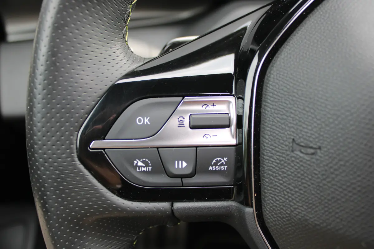 1.2 PureTech GT Pack Business | Automaat | Panorama/schuifdak | Alcantara | Trekhaak | Camera | Focal