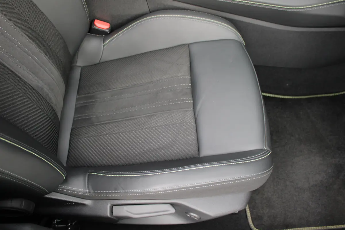 1.2 PureTech GT Pack Business | Automaat | Panorama/schuifdak | Alcantara | Trekhaak | Camera | Focal