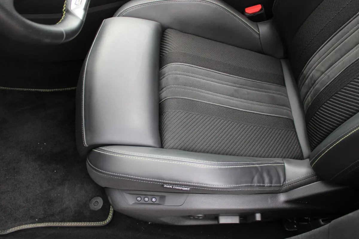 1.2 PureTech GT Pack Business | Automaat | Panorama/schuifdak | Alcantara | Trekhaak | Camera | Focal