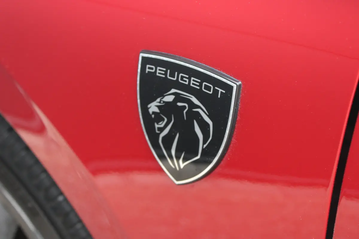 1.2 PureTech GT Pack Business | Automaat | Panorama/schuifdak | Alcantara | Trekhaak | Camera | Focal