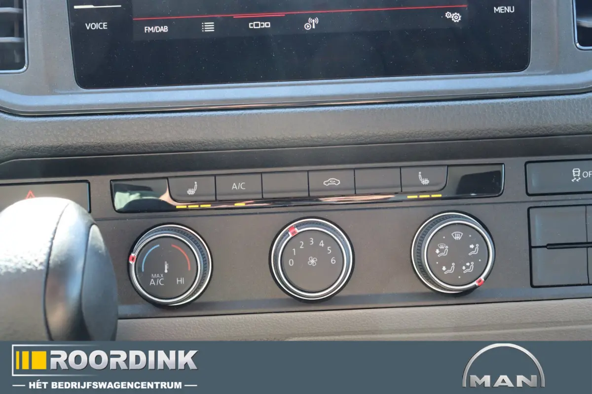 3.180 L4 bakwagen + laadklep en dakspoiler, Automaat