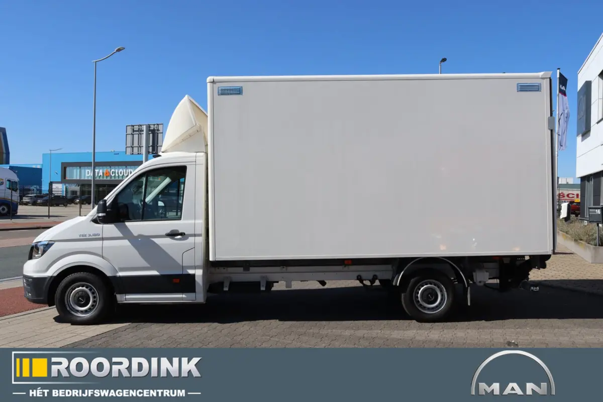 3.180 L4 bakwagen + laadklep en dakspoiler, Automaat