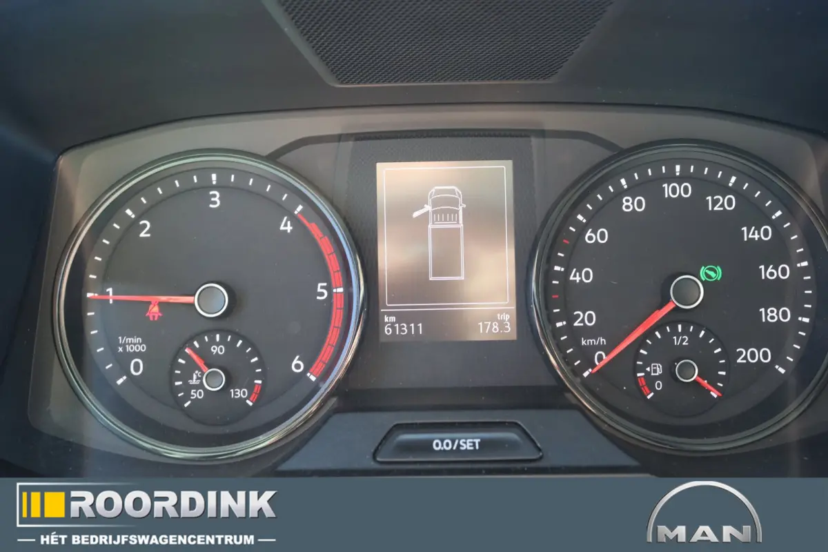 3.180 L4 bakwagen + laadklep en dakspoiler, Automaat