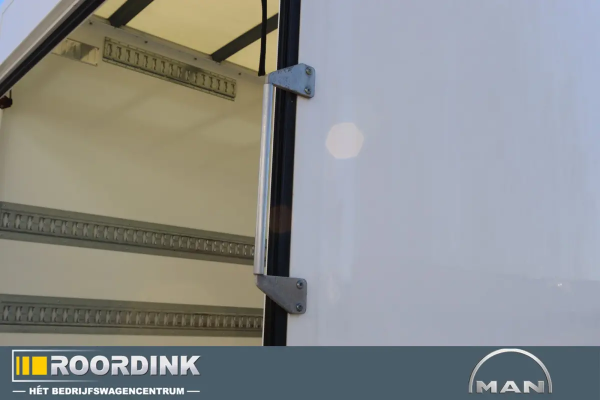 3.180 L4 bakwagen + laadklep en dakspoiler, Automaat