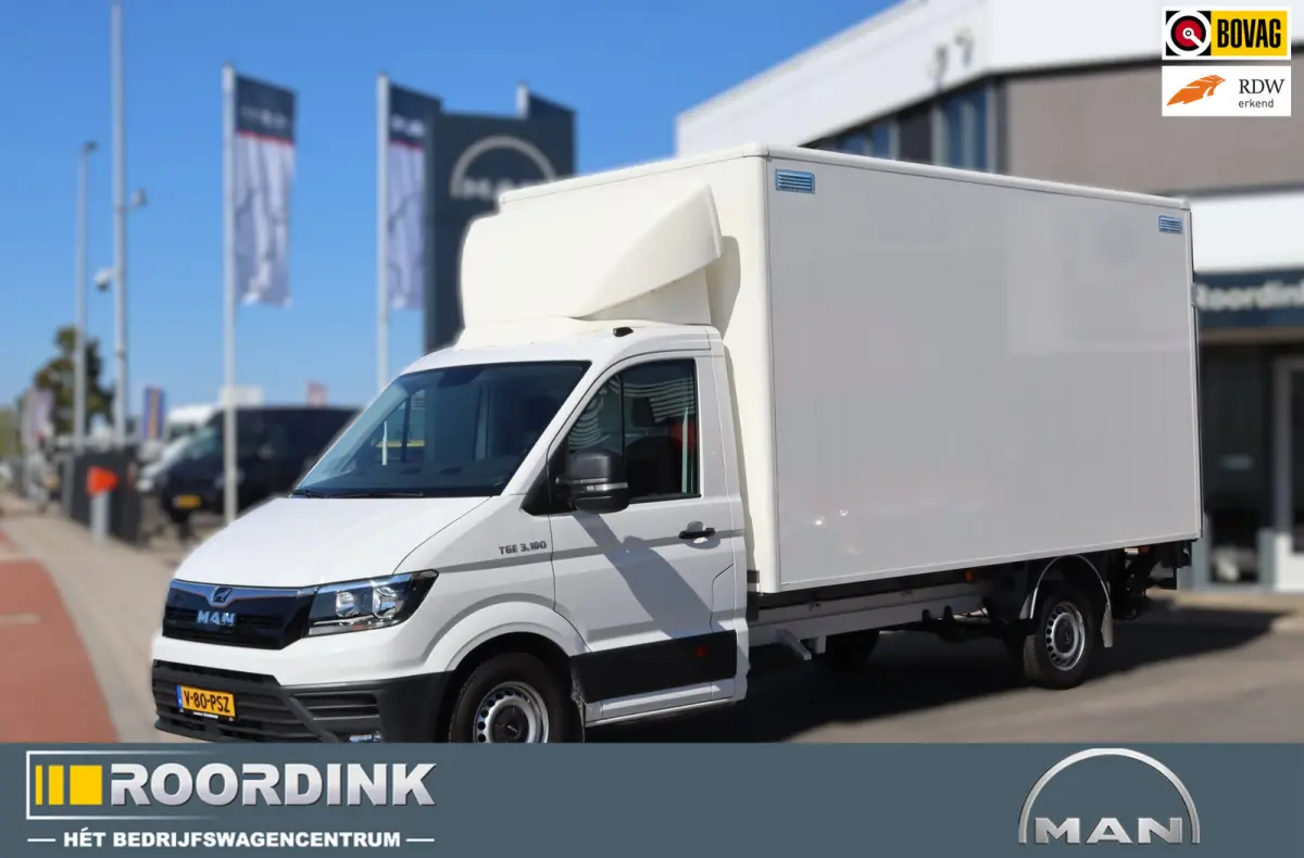 3.180 L4 bakwagen + laadklep en dakspoiler, Automaat