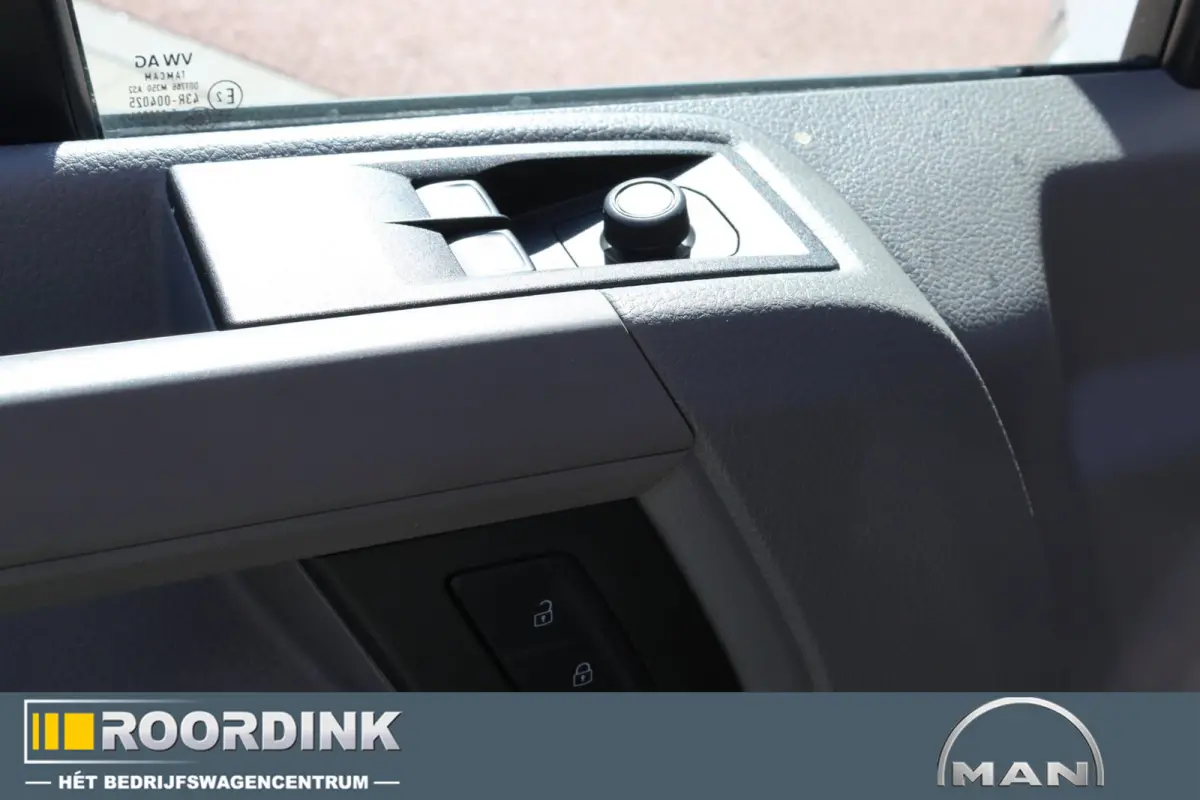 3.180 L4 bakwagen + laadklep en dakspoiler, Automaat