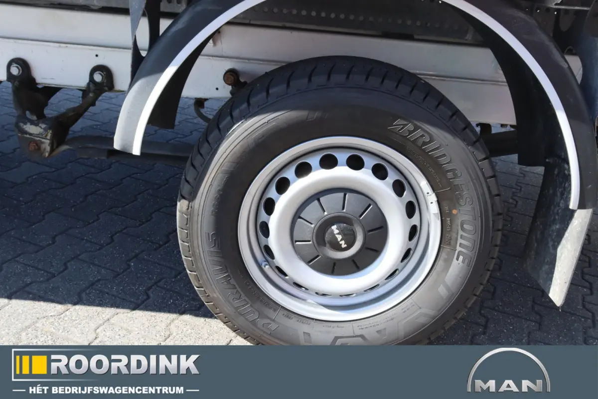 3.180 L4 bakwagen + laadklep en dakspoiler, Automaat