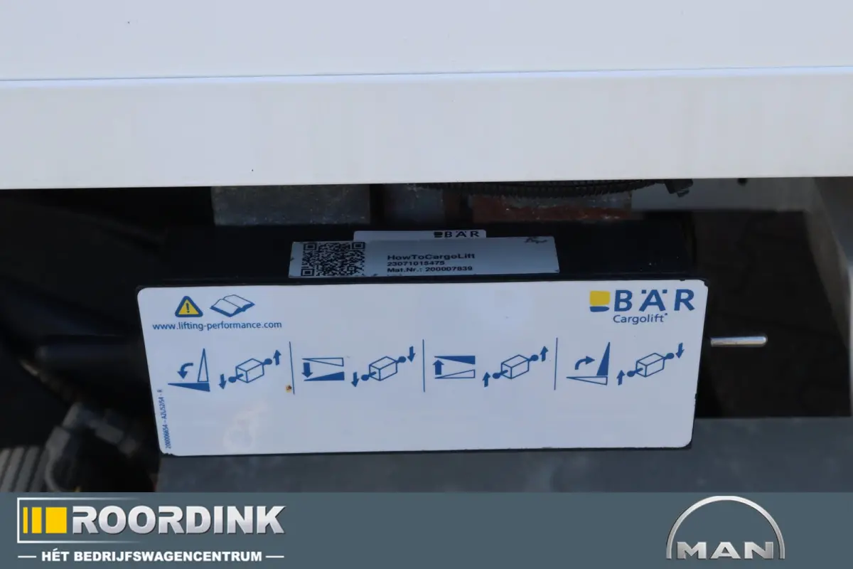 3.180 L4 bakwagen + laadklep en dakspoiler, Automaat