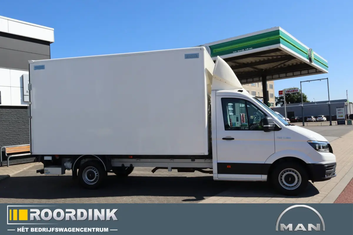 3.180 L4 bakwagen + laadklep en dakspoiler, Automaat