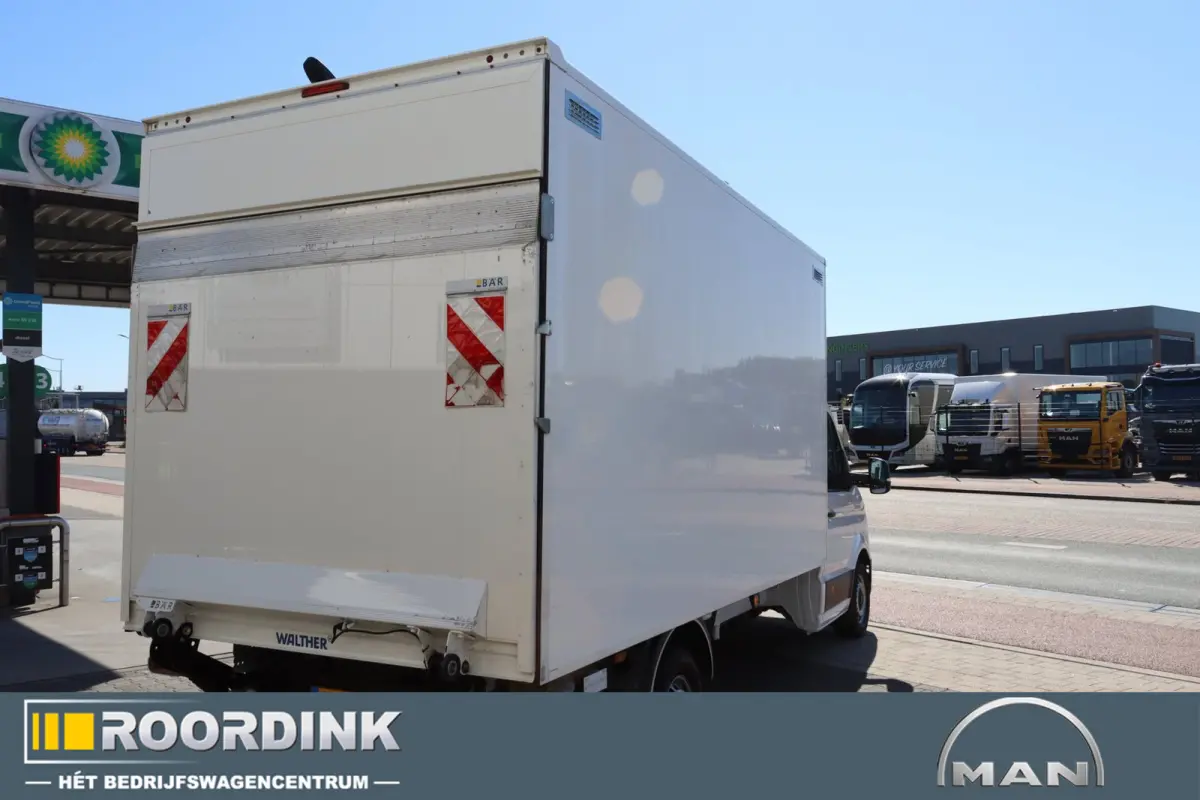 3.180 L4 bakwagen + laadklep en dakspoiler, Automaat