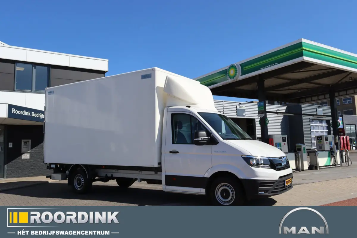 3.180 L4 bakwagen + laadklep en dakspoiler, Automaat