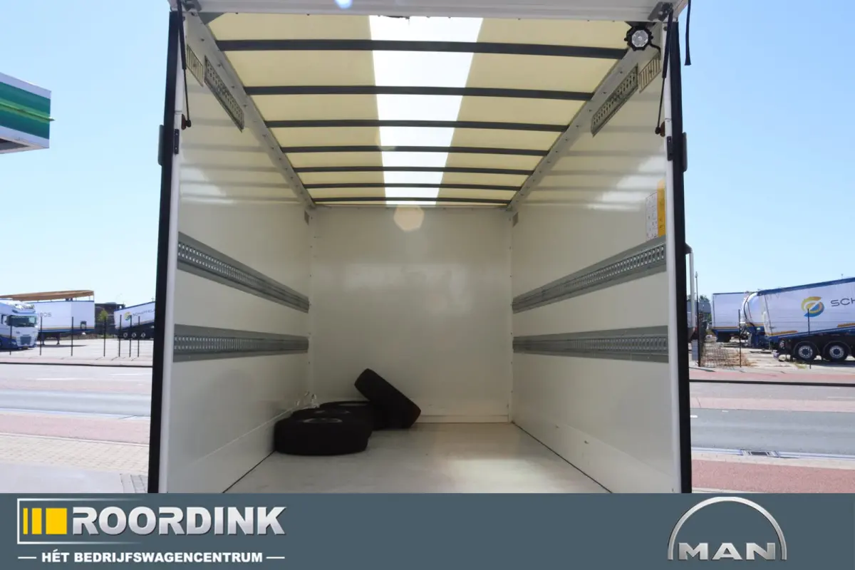 3.180 L4 bakwagen + laadklep en dakspoiler, Automaat