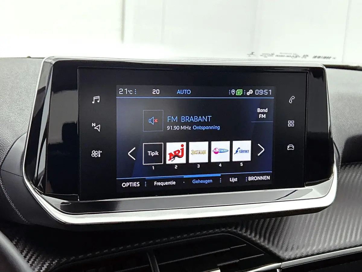 1.2 Puretech 96kW S&S Allure | APPLE CARPLAY | ANDROID AUTO | ACHTERUITRIJCAMERA | PARKEERSENSOREN | STOELVERWARMING | DAB RADIO | NAVIGATIE | CRUISE CONTROL | RIJSTROOKHULP | LICHTMETALEN V