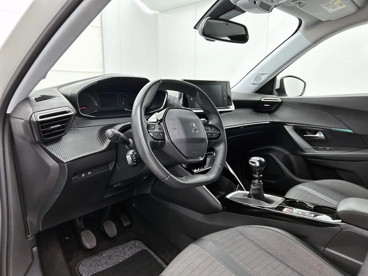 1.2 Puretech 96kW S&S Allure | APPLE CARPLAY | ANDROID AUTO | ACHTERUITRIJCAMERA | PARKEERSENSOREN | STOELVERWARMING | DAB RADIO | NAVIGATIE | CRUISE CONTROL | RIJSTROOKHULP | LICHTMETALEN V