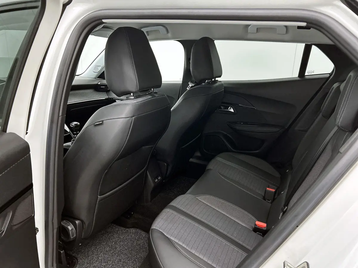 1.2 Puretech 96kW S&S Allure | APPLE CARPLAY | ANDROID AUTO | ACHTERUITRIJCAMERA | PARKEERSENSOREN | STOELVERWARMING | DAB RADIO | NAVIGATIE | CRUISE CONTROL | RIJSTROOKHULP | LICHTMETALEN V