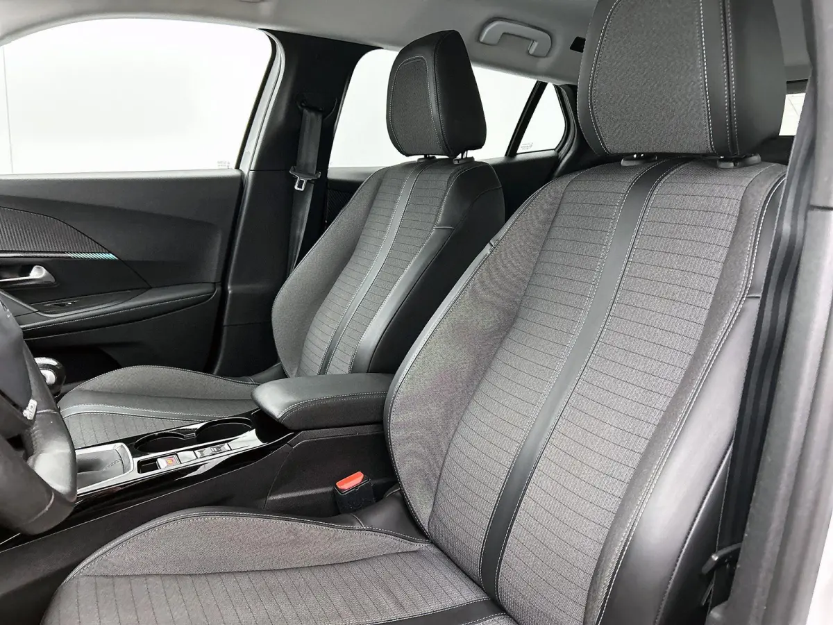 1.2 Puretech 96kW S&S Allure | APPLE CARPLAY | ANDROID AUTO | ACHTERUITRIJCAMERA | PARKEERSENSOREN | STOELVERWARMING | DAB RADIO | NAVIGATIE | CRUISE CONTROL | RIJSTROOKHULP | LICHTMETALEN V