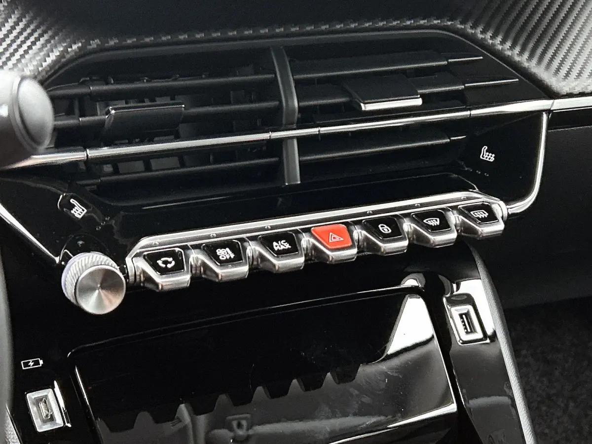 1.2 Puretech 96kW S&S Allure | APPLE CARPLAY | ANDROID AUTO | ACHTERUITRIJCAMERA | PARKEERSENSOREN | STOELVERWARMING | DAB RADIO | NAVIGATIE | CRUISE CONTROL | RIJSTROOKHULP | LICHTMETALEN V